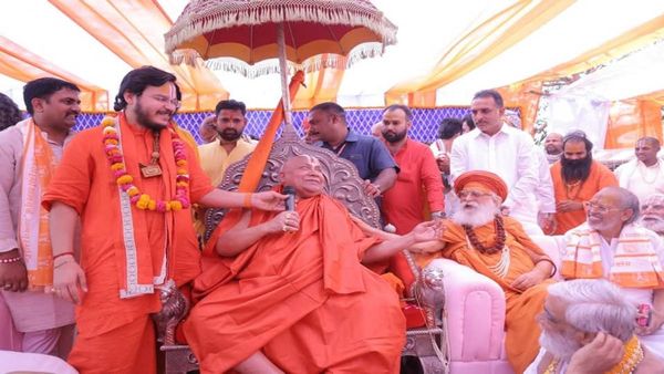 Mathura: जगद्गुरु रामभद्राचार्य ने मथुरा में रामकथा करने से क्यों किया इनकार? कैबिनेट मंत्री को दी नसीहत