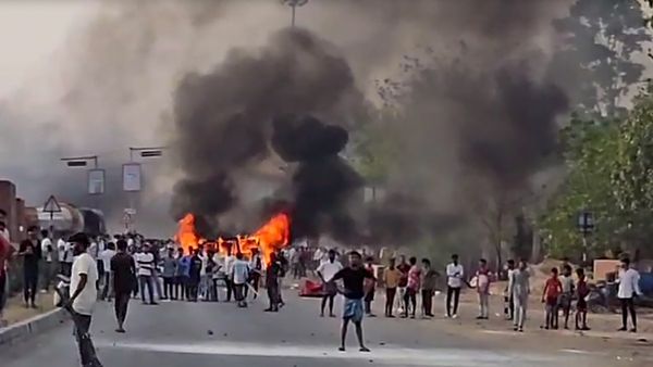 Murshidabad में थम नहीं रही हिंसा, उग्र भीड़ ने पिता-पुत्र समेत 3 की मौत, इलाके में लागू हुई धारा 163