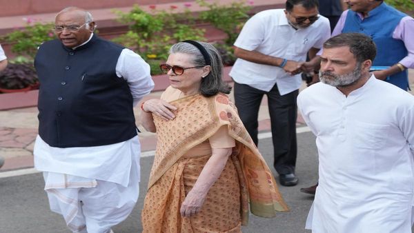 National Herald Case: राहुल-सोनिया गांधी पर चार्जशीट से भड़की कांग्रेस, देशभर में प्रदर्शन का ऐलान