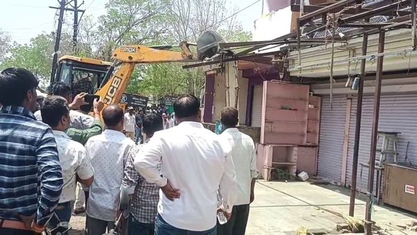 Indore News: इस इलाके में चला बुलडोजर, ध्वस्त हुआ अतिक्रमण, अब यहां होगा एक्शन