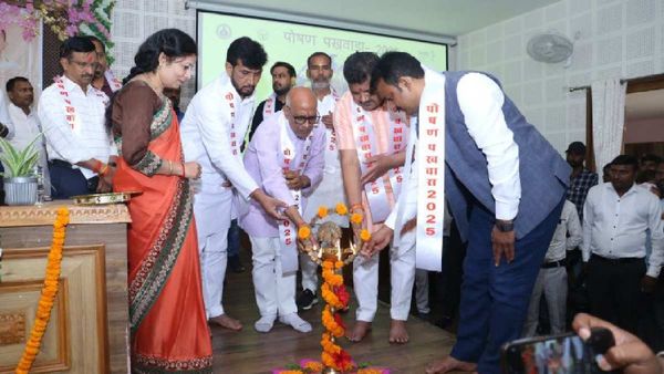 केंद्रीय ग्रामीण राज्य मंत्री कमलेश पासवान ने नव चयनित आंगनबाड़ी कार्यकत्रियों को दिया नियुक्ति पत्र