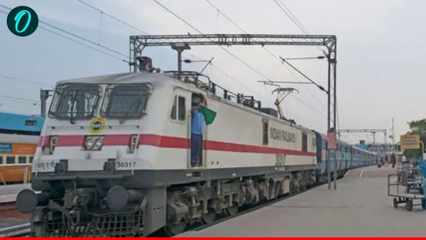 Bomb Alert Train: जंघई स्टेशन पर बम की अफवाह ने रोकी ट्रेन की रफ्तार, यात्रियों में मची भगदड़ जैसी हालत