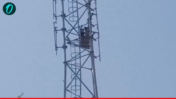 Bhadohi News: पानी में डूबी गांव की सड़क, टावर पर चढ़े युवक,  गांववालों ने कहा- अब रिश्ता भी नहीं होता तय