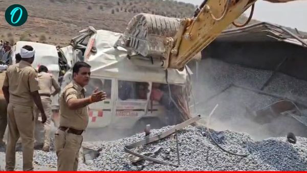 Mirzapur Accident: गर्भवती महिला को लेकर जा रही एंबुलेंस पर पलटा ट्रक, दर्दनाक हादसे में चार लोगों की गई जान