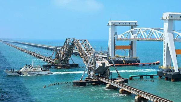 Pamban Bridge: वर्टिकल लिफ्ट स्पैन में आई तकनीकी गड़बड़ी, मचा हड़कंप, जानिए पूरा मामला?