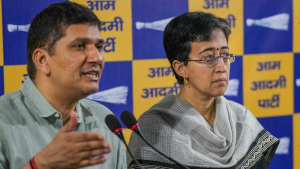 दिल्ली में होगी ट्रिपल इंजन की सरकार! आम आदमी पार्टी ने मेयर चुनाव से क्यों पीछे खींचे अपने कदम?