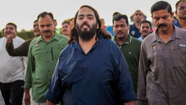 Anant Ambani Padyatra: जन्मदिन पर 170 किमी चलकर अनंत पहुंचे द्वारकाधीश मंदिर, भावुक हुईं मां नीता अंबानी