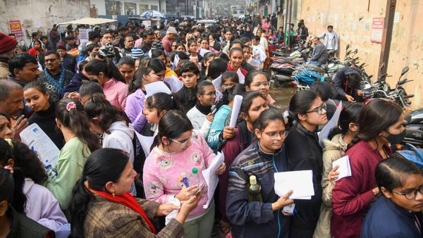 JEE Main 2025: एक बार फिर सवालों के घेरे में NTA, जेईई में गलत प्रश्नों को लेकर मचा बवाल, शुरू हुआ विरोध!