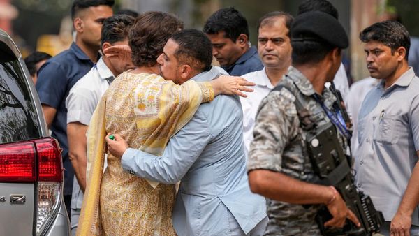 मुश्किलों में रॉबर्ट वाड्रा! पति की हिम्मत बनकर खड़ी रहीं प्रियंका, ED के वेटिंग रूम में करती रहीं इंतजार