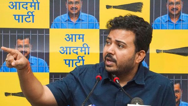 CBI Raid: गुजरात चुनाव की जिम्मेदारी मिलते ही AAP नेता दुर्गेश पाठक के घर CBI की रेड! पार्टी ने बताया साजिश