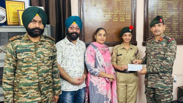 NCC कैडेटों को स्कॉलरशिप चेक देकर किया गया सम्मानित, अभिभावकों के चेहरों पर दिखी खुशी