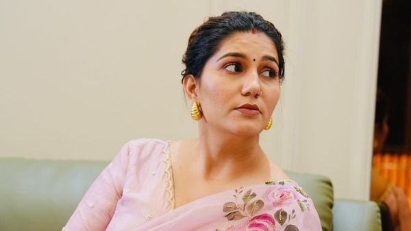 Sapna Choudhary: सपना चौधरी के 'अपने' ने छोड़ा साथ, हरियाणवी डांसर का रो-रोकर बुरा हाल! शेयर किया इमोशनल Video