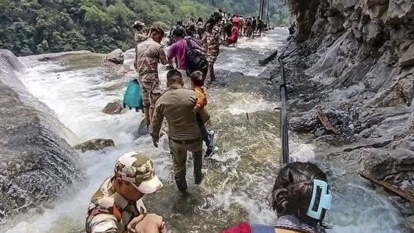 Sikkim Landslide Update: 1,100 टूरिस्ट रेस्क्यू, 1,800 अब भी फंसे — पहाड़ों की गोद में फंसी जिंदगियां