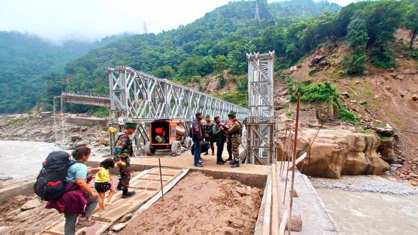 उत्तर सिक्किम में भारी भूस्खलन, प्रमुख मार्गों से संपर्क टूटने से 1,000 पर्यटक फंसे, बचाव कार्य जारी