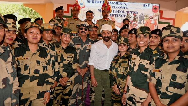 VIDEO: Sunny Deol ने तनोट माता के दरबार में मांगी मन्नत, BSF जवानों संग ‘मैं निकला गड्डी लेके' पर थिरके