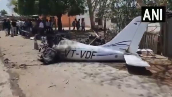 Gujarat Plane Crash: अमरेली के रिहायशी इलाके में ट्रेनिंग प्लेन क्रैश, धमाके से दहला एरिया, पायलट की मौत