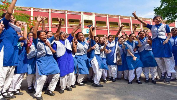 UPMSP 12th Topper List 2025: यूपी बोर्ड ने 12वीं का रिजल्ट किया जारी, प्रयागराज की महक जायसवाल ने किया टॉप