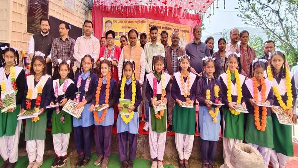 Uttarakhand news: सरकारी स्कूलों में प्रवेश उत्सव ने बनाया रिकॉर्ड, 80 हजार से ज्यादा बच्चों ने लिया दाखिला