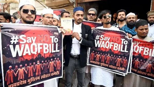 Murshidabad Violence: वक्फ कानून विरोध में हिंसक प्रदर्शन, मुर्शिदाबाद में हिंदुओं पर हमला, ममता चुप क्यों?