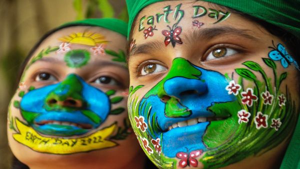 World Earth Day 2025 धरती की रक्षा के लिए एकजुट हुआ विश्व, 2030 तक अक्षय ऊर्जा तीन गुना करने का लक्ष्य