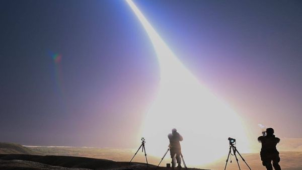 USA: अमेरिका ने किया 'मिनटमैन-III’ मिसाइल का सफल परीक्षण, आधे घंटे में पहुंचेगी चीन