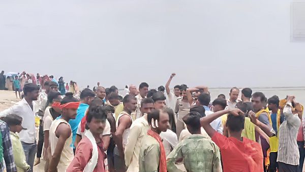 Begusarai News: गंगा स्नान करने के दौरान डूबे 4 युवक, 2 को बचा लिया गया, 2 की तलाश जारी, जानिए मामला
