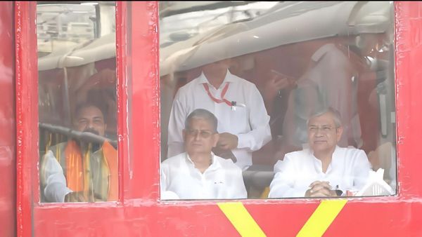 Bihar News: Begusarai में नहीं रुके केंद्रीय रेल मंत्री अश्विनी वैष्णव,हाथों में बुके लेकर इंतजार करते रहे लोग