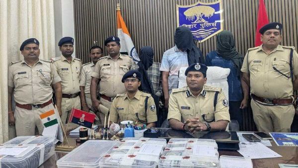 Bihar Crime News: सारण में कैश वैन से हुई 70 लाख की चोरी का पर्दाफाश, 'कस्टोडियन गार्ड' ने रचा था खेल!, जानिए