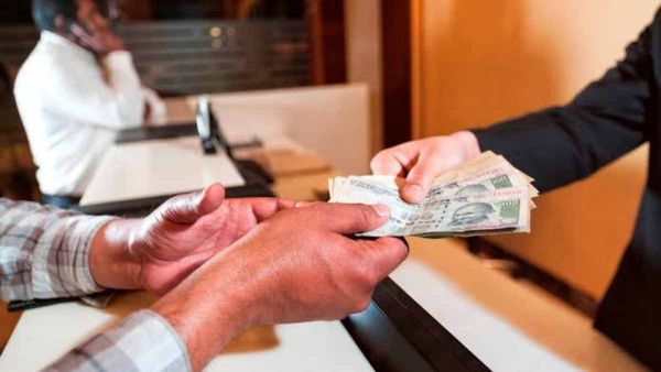 रिश्वत के नोटों को चबाकर निगल लिए पटवारी, घूसखोरी के आरोप में विजिलेंस ने की ये कार्रवाई, जानिए अब क्या होगा