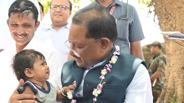 छत्‍तीसगढ़ सीएम साय अचानक पहुंचे बेमेतरा के सहसपुर, पेड़ की छांव में लगाई चौपाल, ग्रामीणों से लिया फीडबैक