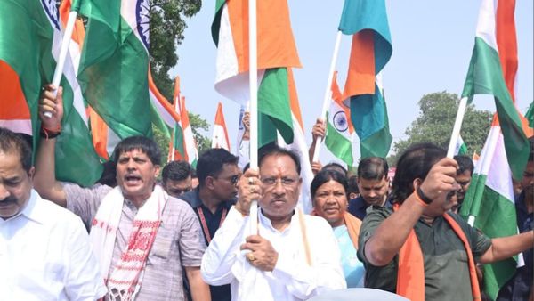 Chhattisgarh: चराईडांड में सीएम विष्णु देव साय के नेतृत्व में निकली तिरंगा यात्रा, देशभक्ति गीतों ने भरा जोश