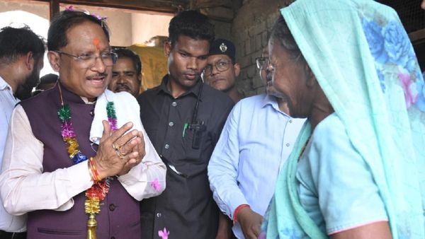 अचानक क्यों CM विष्णुदेव साय सक्ती जिले के करिगांव पहुंचे? हल्दी चावल का तिलक लगाकर महिलाओं ने किया स्वागत