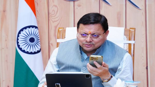 सीएम हेल्पलाइन 1905 को लेकर CM धामी ने लिया फीडबैक, शिकायतकर्ताओं से फोन कर पूछा आपका काम हुआ कि नहीं?