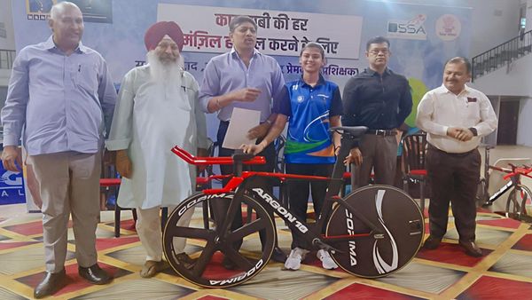 Bihar की बेटियों के लिए प्रेरणा स्रोत बनी 'सुहानी की कहानी', CM Nitish की तरफ़ से मिली 11 लाख रुपये की साइकिल