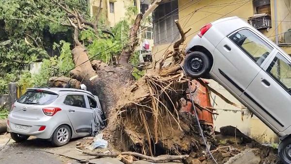 Delhi Weather: दिल्ली में रिकॉर्ड बारिश ने मचाई अफरा-तफरी, मौसम विभाग की भविष्यवाणी भी फिर हुई फेल