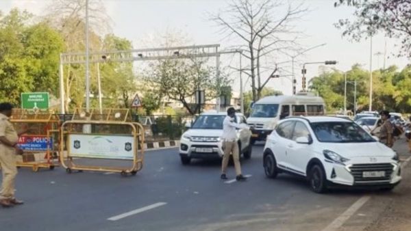 भारत-पाकिस्‍तान टेंशन के बीच गुजरात के सीमावर्ती जिलों में बढ़ाई गई सुरक्षा, चप्‍पे-चप्‍पे में पुलिस तैनात