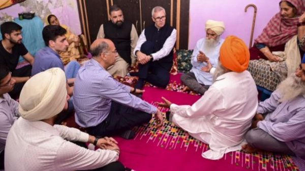 पुंछ पहुंचे सीएम उमर अब्दुल्ला, मृतकों के परिवाराें से मिले, 10 लाख रुपये के राहत पैकेज की घोषणा