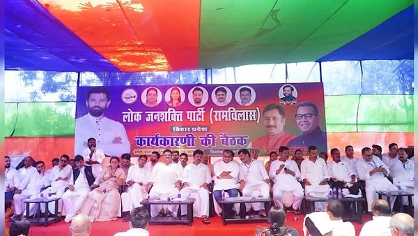 LJPR Bihar Politics: CM नीतीश से मुलाक़ात और चिराग की पार्टी का रुख़ साफ़, क्या पोस्टर वाली बात सच साबित होगी