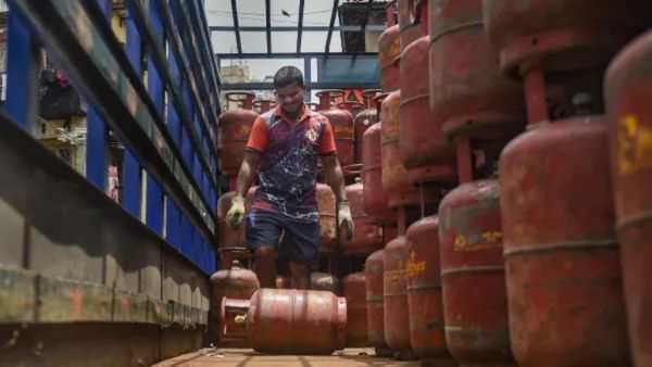 LPG Price: मई महीने के पहले दिन मिली खुशखबरी, सस्ता हुआ एलपीजी सिलेंडर, जानिए अब क्या हो गई कीमत?