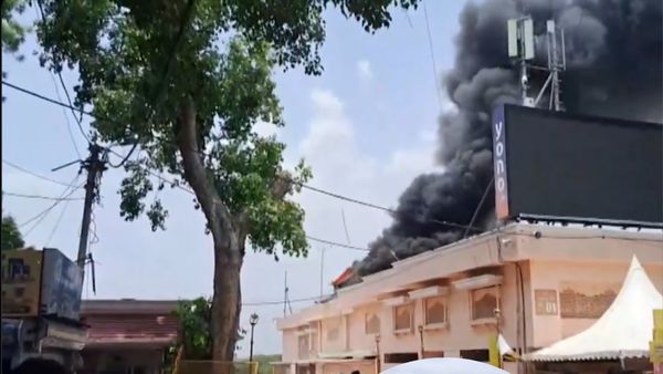 Mahakal Temple Fire: महाकाल मंदिर के छत पर लगी आग, लाखों का सामान जल कर राख
