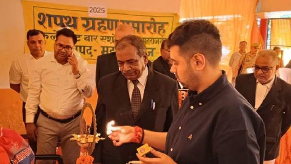 Maharajganj News: कलेक्ट्रेट बार एसोसिएशन के नवनिर्वाचित कार्यकारिणी ने लिया शपथ, डीएम ने की यह अपील