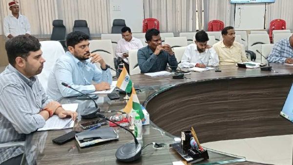 Bijali Vibhag News: हड़ताल पर जाने वाले कर्मचारियों को डीएम की सख्त चेतावनी, लापरवाही पड़ सकती है भारी