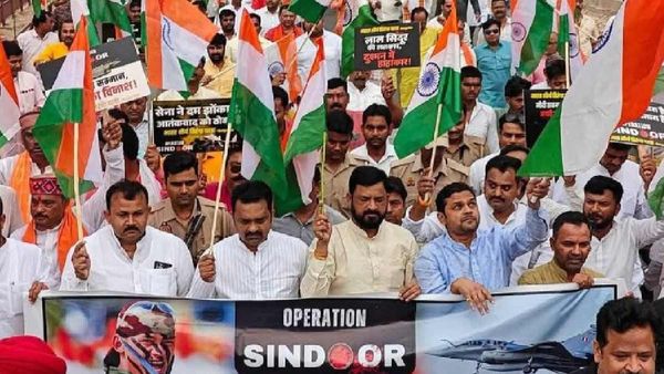 केंद्रीय ग्रामीण विकास राज्य मंत्री के नेतृत्व में गोरखपुर में निकली भव्य ' तिरंगा यात्रा ', देखें तस्वीरें