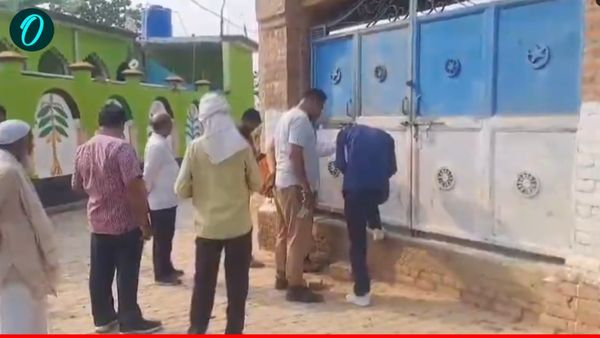 UP Madarsa News: श्रावस्ती में प्रशासन की कड़ी कार्रवाई, कब्रिस्तान और परती भूमि पर बने मदरसे किए गए सील