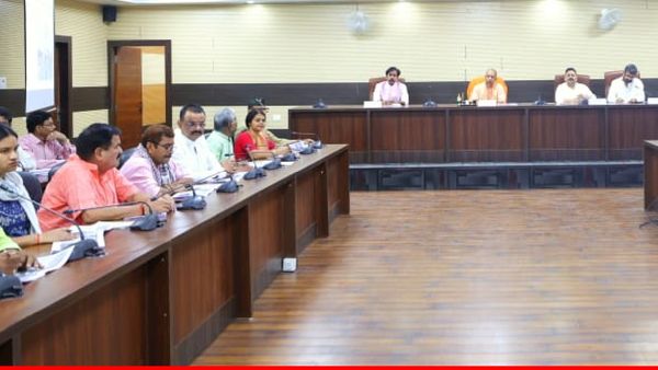 Yogi Adityanath: वाराणसी में विकास को रफ्तार देने पहुंचे सीएम योगी, कानून व्यवस्था में ढिलाई पर दी चेतावनी