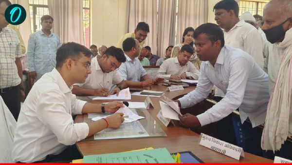 Varanasi DM news: तहसील दिवस पर डीएम सत्‍येन्द्र का एक्शन मोड, पीएम मोदी के क्षेत्र में अब नहीं चलेगी लापरवाही