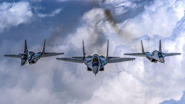 Fighter Pilot Salary: देश के रक्षक, गौरव के प्रतीक! कितनी होती है फाइटर पायलट्स की सैलरी? 