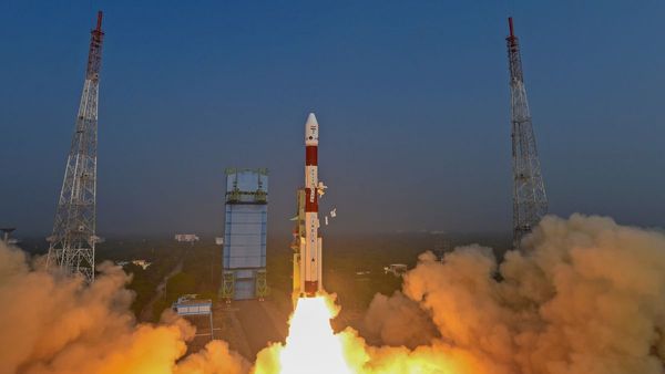 देश की सबसे बड़ी स्पेस एजेंसी ISRO में साइंटिस्ट बनने का है सपना? जानें कोर्स से लेकर योग्यता तक की हर डिटेल