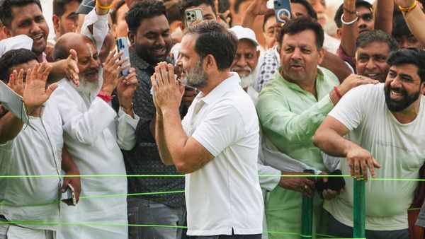 Jammu-Kashmir: पुंछ पहुंचे राहुल गांधी, PAK गोलीबारी में प्रभावित परिवारों से की मुलाकात