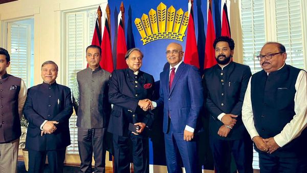 गुयाना के स्वतंत्रता दिवस के जश्न में शशि थरूर हुए शामिल, दोनों देशों के रिश्तों के साथ ऑपरेशन सिंदूर पर चर्चा